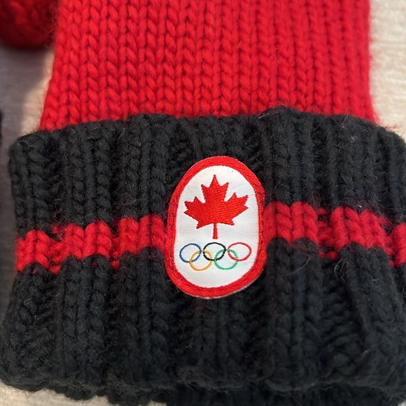 Ladies Canada/Maple Leaf Mittens - Picture 6 of 6